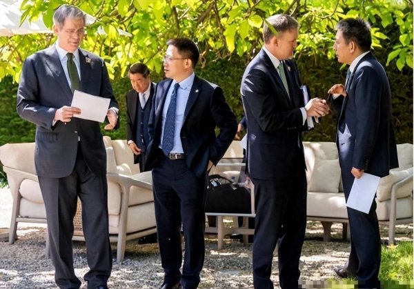 网上配资知识网首选 24小时内, 特朗普连退三步, 美财长交了底: 中国有我们想要的东西